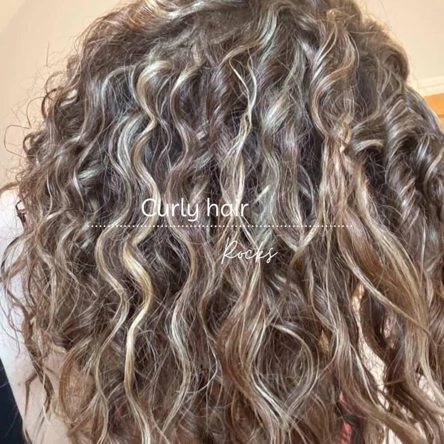 Blended highlights through natural curls